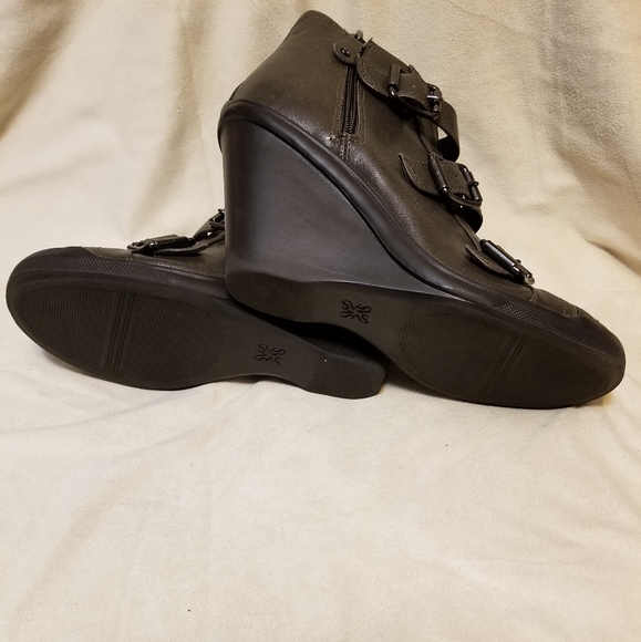 Boots - Picture 5 of 5